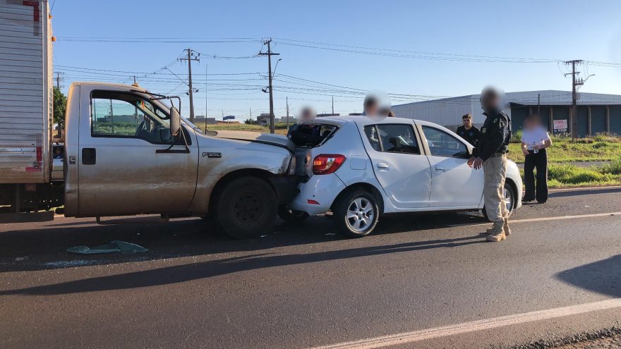 Quatro carros se envolvem em engavetamento na BR-163