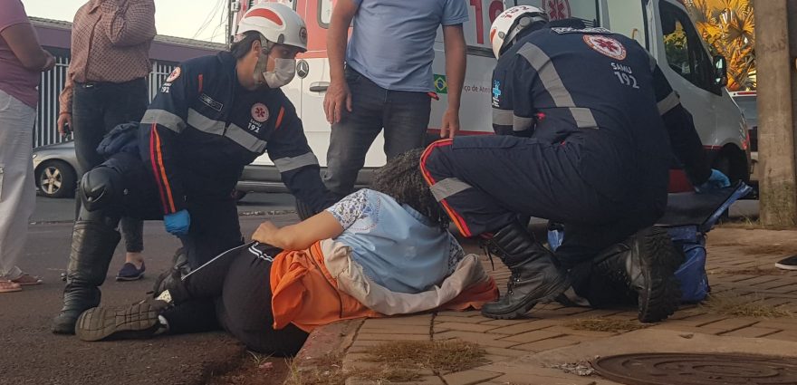 Acidente entre moto e carro de aplicativo deixa mulher fica ferida no Bairro Coqueiral
