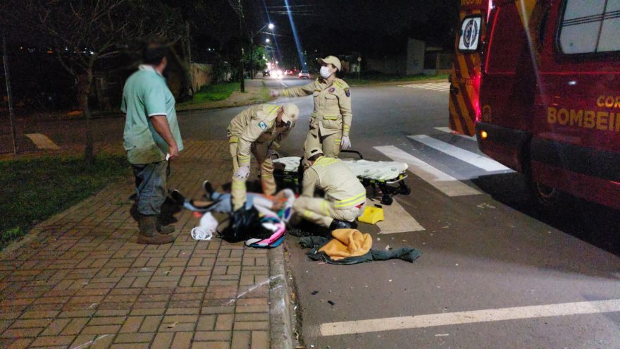 Casal de moto fica ferido em acidente com caminhão no Cascavel Velho