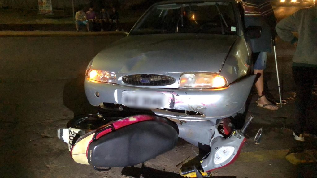 Moto para embaixo de carro após acidente no Periolo
