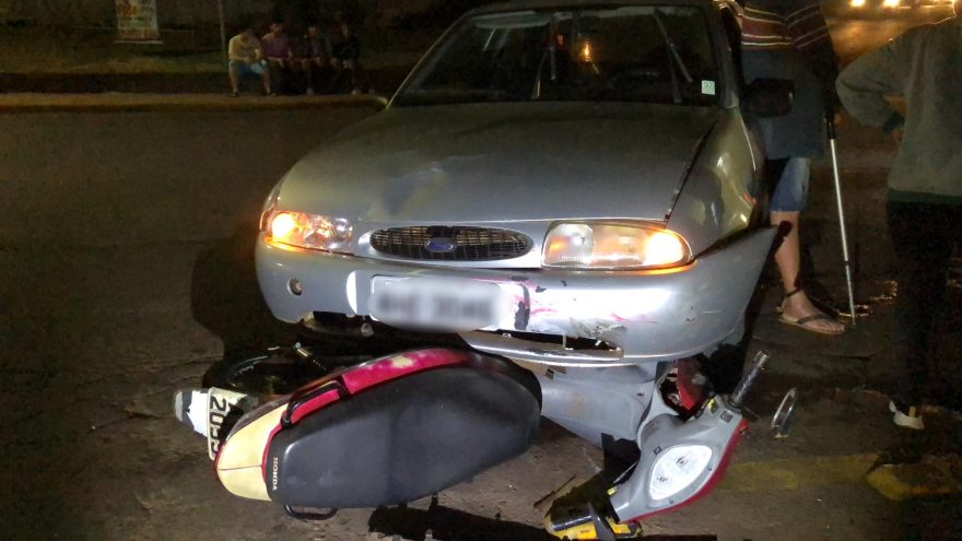 Moto para embaixo de carro após acidente no Periolo