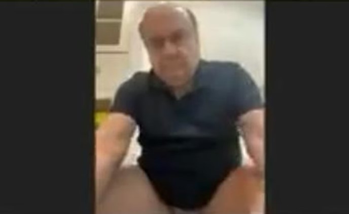 Vereador aparece sentado em vaso sanitário durante sessão da Câmara; veja vídeo!