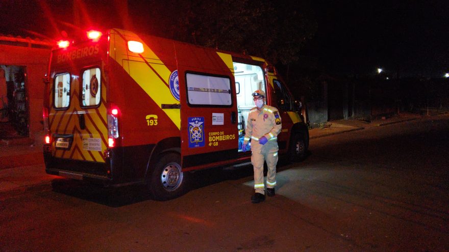 Homem é socorrido pelo Siate após sofrer queda em residência no Interlagos