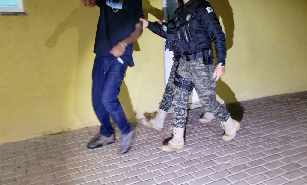Embriagado, piloto é flagrado cortando giro e acaba detido após fugir da GM