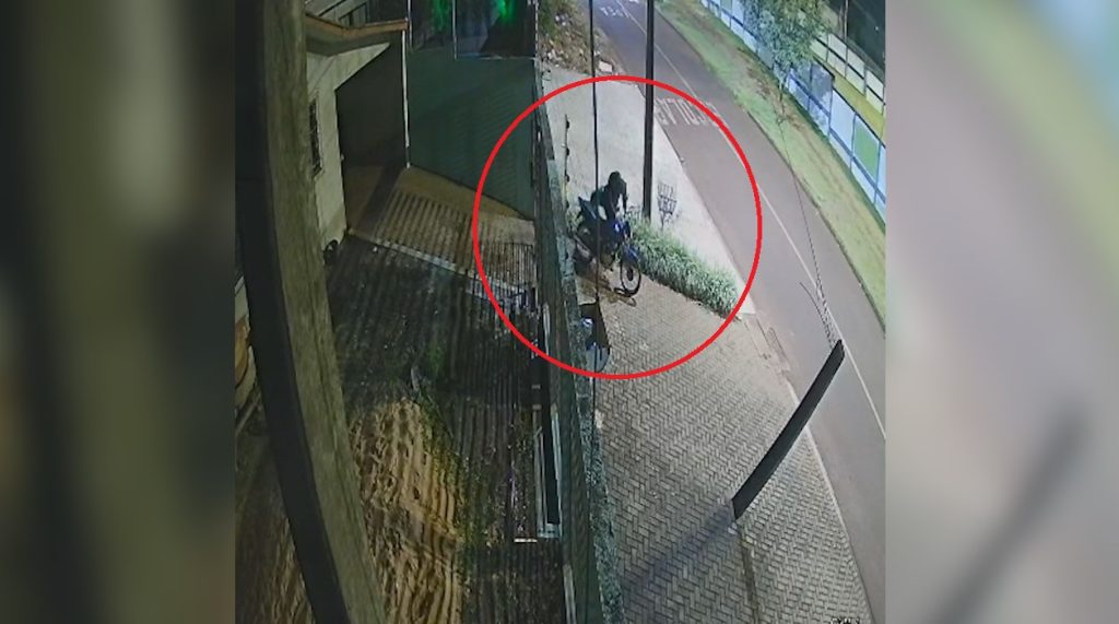 Câmera de segurança flagra furto de motocicleta em residência no Cascavel velho