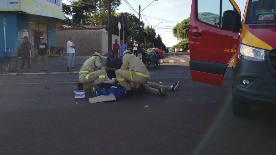 Motociclista tem lesões graves em acidente na Avenida Tito Muffato