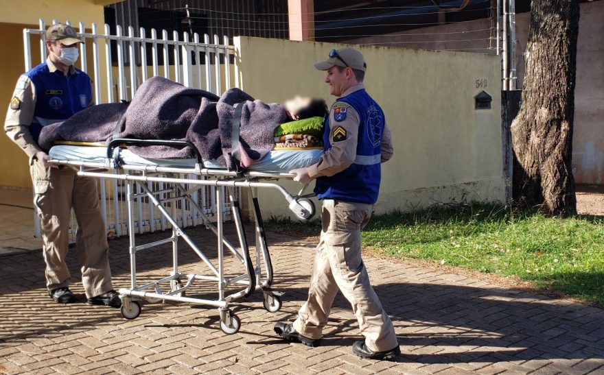 Idosa quebra a perna após queda no banheiro