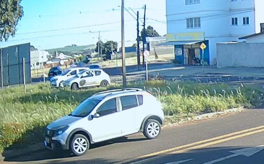 Vídeo mostra SUV atravessando Avenida e se envolvendo em forte colisão com moto