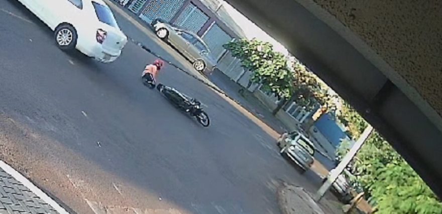 Câmera registra imagens do acidente que deixou mulher ferida no Coqueiral