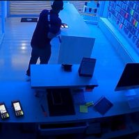Imagem referente a Veja imagens de crime que deixou prejuízo de R$ 800 mil no Shopping JL