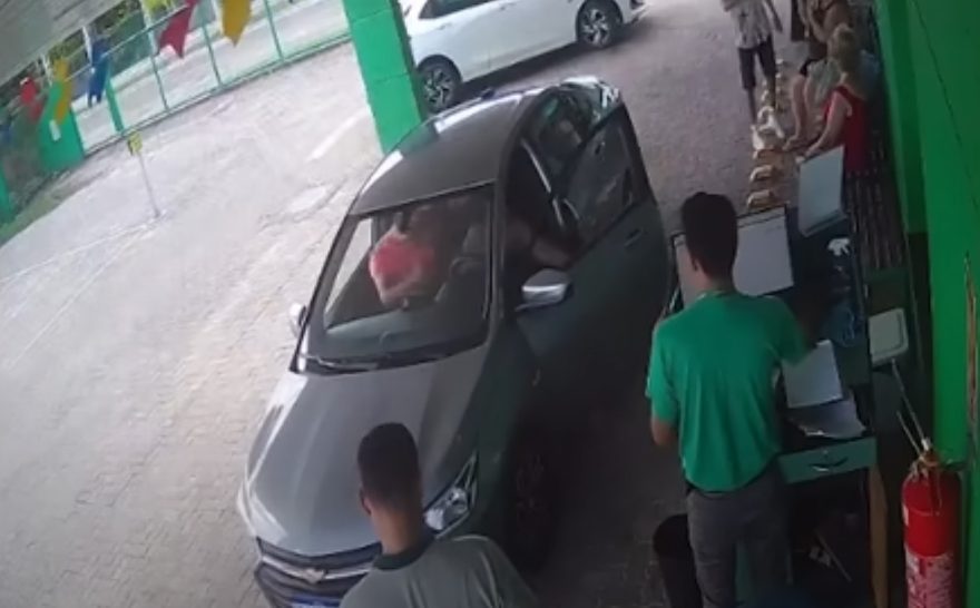 Absurdo: vídeo mostra homem agredindo namorada com socos em locadora de veículos