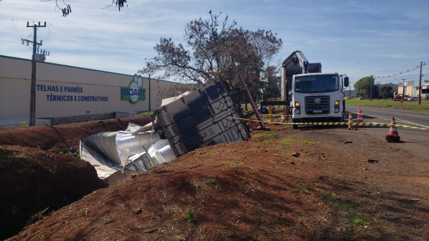 Trabalhadores iniciam remoção de carga e carreta tombada às margens da BR-277