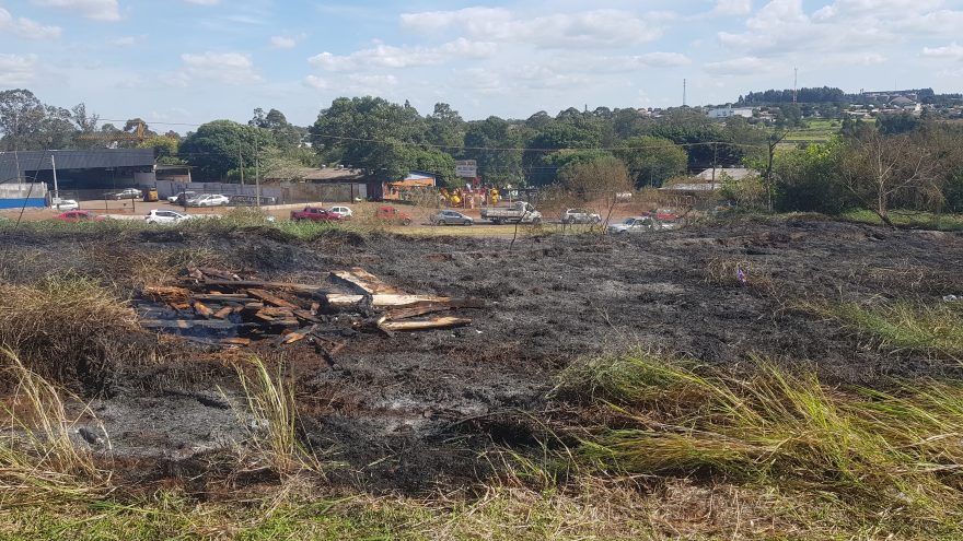 Bombeiros combatem incêndio nas margens da BR-277, no Parque São Paulo
