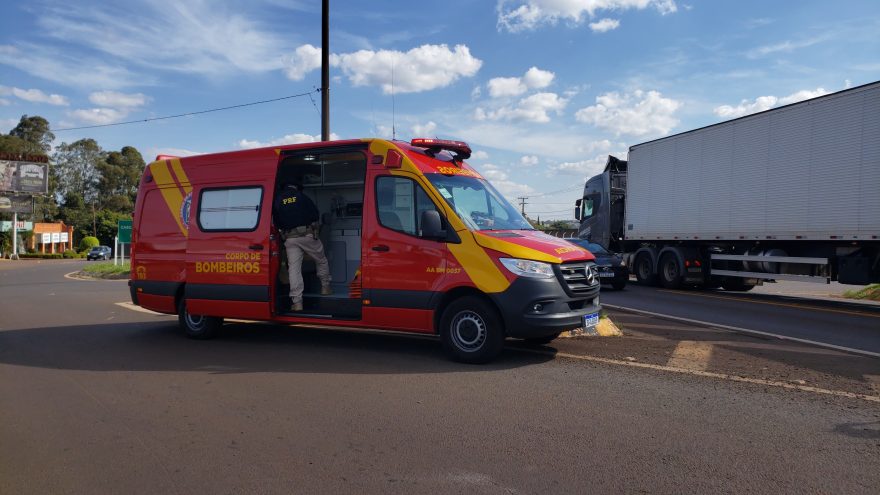 Ciclista fica ferido ao se envolver em colisão com caminhão no Trevo da Portal