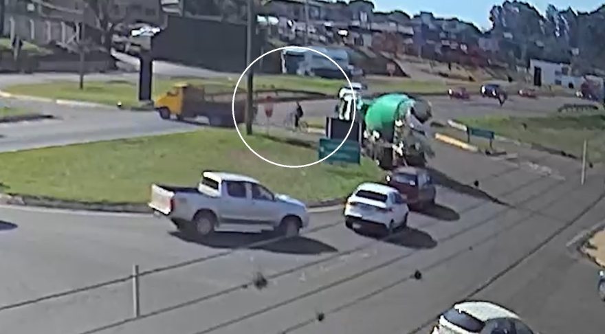 Câmera flagra momento em que ciclista tem o braço esmagado por caminhão no Trevo da Portal