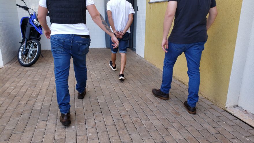Homem é preso pela Polícia Militar no Santa Cruz