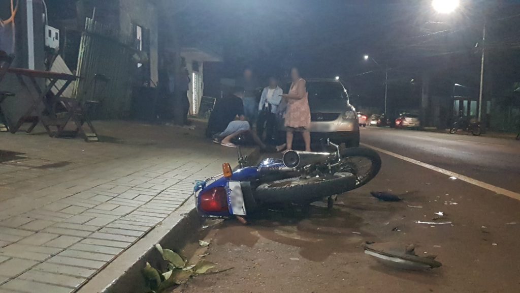 Piloto de moto fica ferido após colisão contra carro no Santa Cruz
