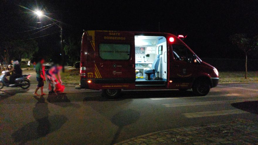 Motociclista de 19 anos fica ferido em acidente de trânsito no Veneza