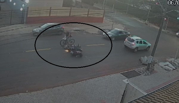 Câmera de monitoramento registra acidente que deixou motociclista com o braço quebrado no Maria Luíza