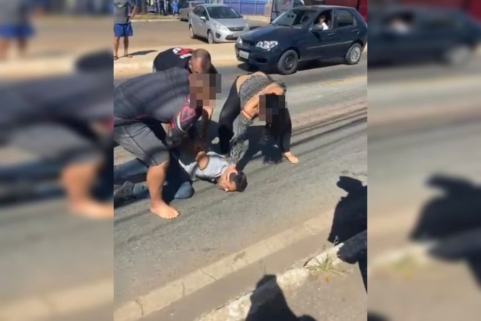 Ladrão é rendido por lutadores de jiu-jítsu e apanha no meio da rua; assista!