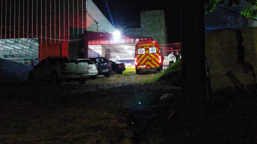 Jovem é socorrido pelos Bombeiros após passar mal durante partida de futebol