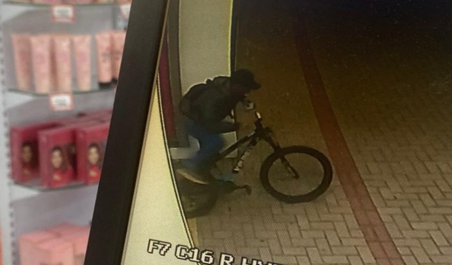 Câmera registra furto de bicicleta na Avenida Carlos Gomes