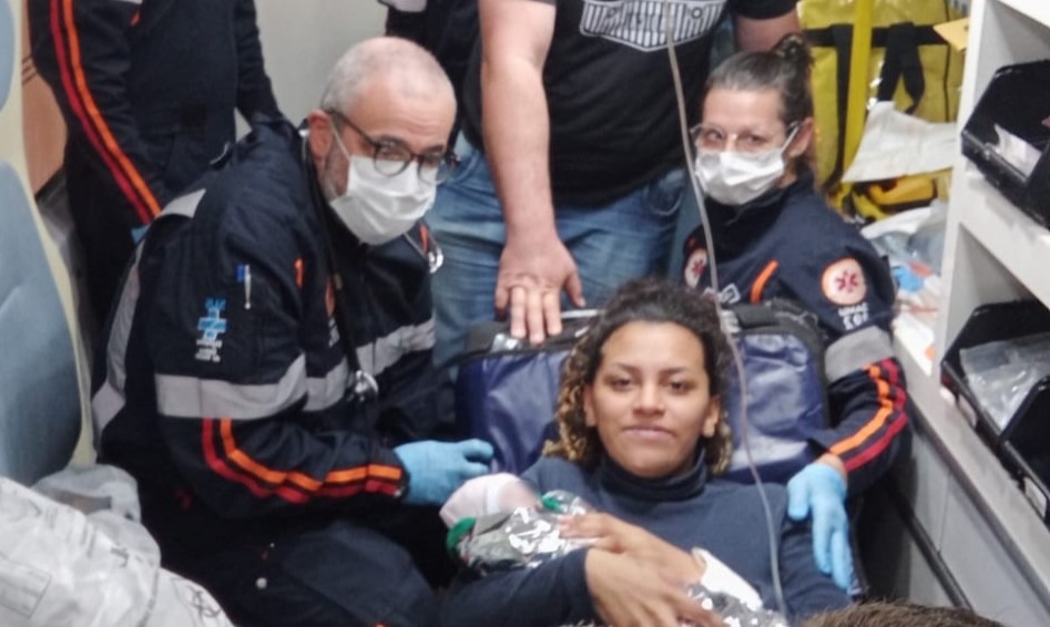 Socorristas do Samu de Cascavel fazem parto de mulher dentro de ambulância
