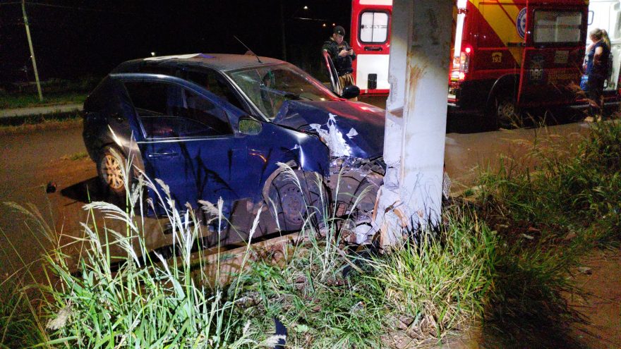 Três pessoas ficam feridas após condutor desviar de cachorro e bater carro em poste no Riviera