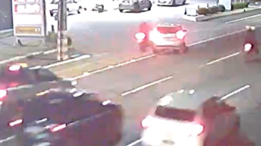 Motociclista se acidenta ao tentar ultrapassar carro pela ciclovia