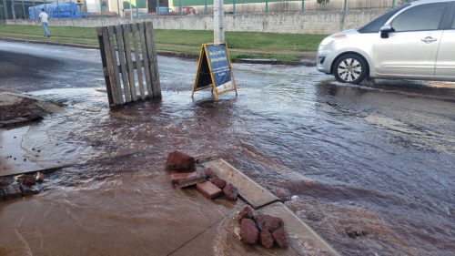 Imagem referente a Alagamento causa transtornos entre os Bairro Esmeralda e Santo Onofre