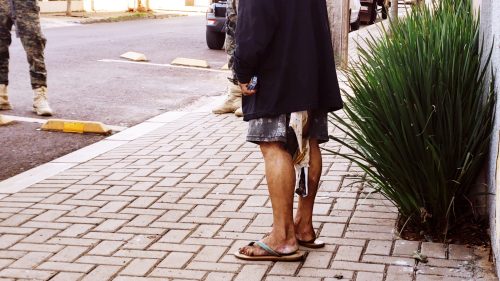 Com fezes nas calças, homem tenta adentrar em condomínio e é abordado pela GM Imagem referente a Com fezes nas calças, homem tenta adentrar em condomínio e é abordado pela GM