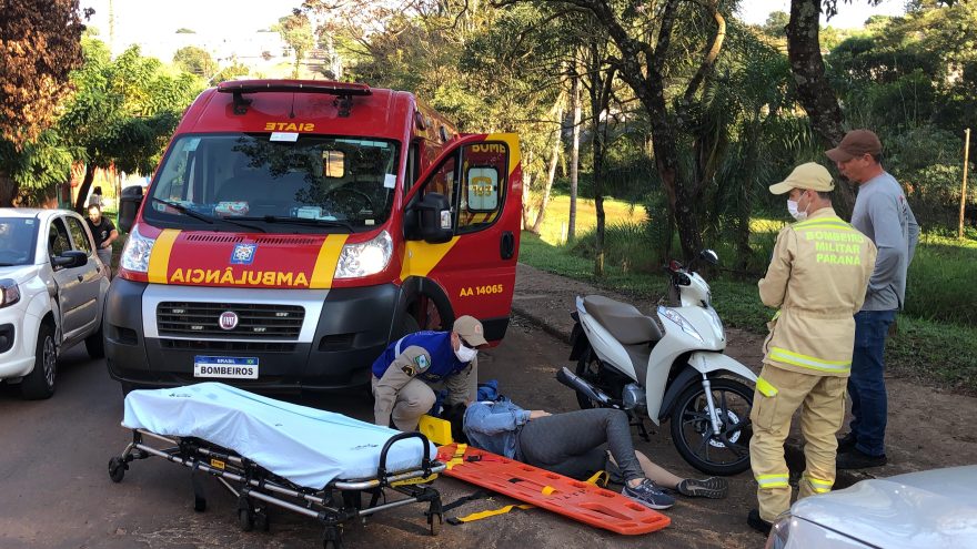 Motociclista fica ferida ao sofrer queda no Jardim Ipanema