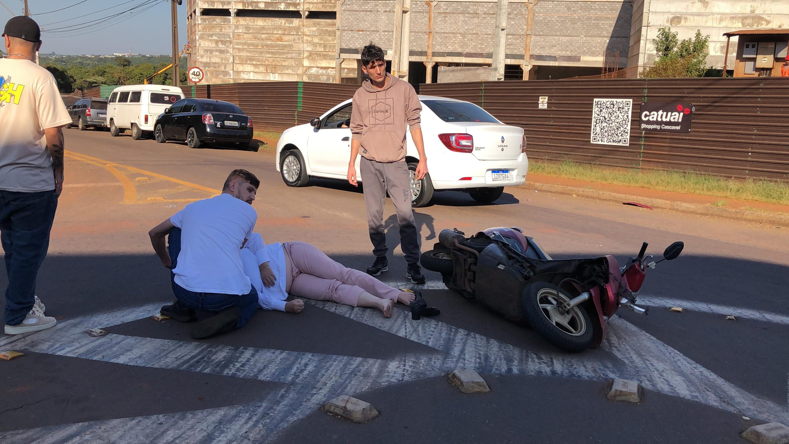 Motociclista fica ferida ao se envolver em acidente na rotatória do