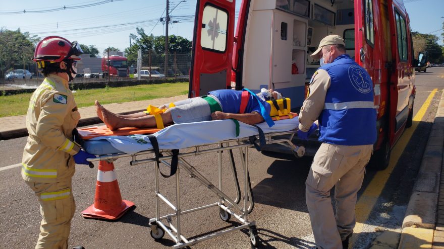 Homem despenca de escadaria e precisa ser socorrido pelo Siate