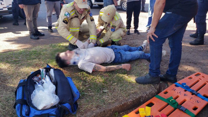 Colisão entre carros e moto deixa homem ferido no Bairro Pacaembu