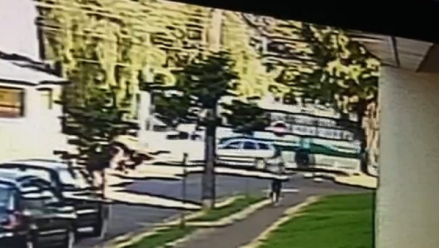 Câmera flagra colisão entre carros e moto no Bairro Pacaembu