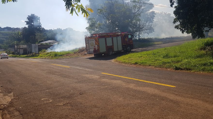 Corpo de Bombeiros combate incêndio em vegetação na Rua Vicente Machado