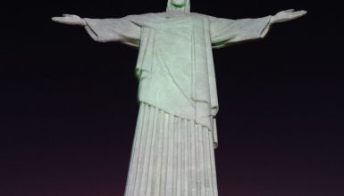 Imagem referente a Cristo Redentor, no Rio, veste hoje o traje típico da Coreia do Sul