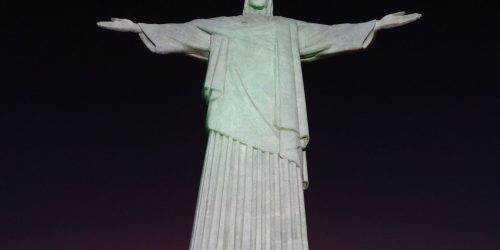 Imagem referente a Cristo Redentor, no Rio, veste hoje o traje típico da Coreia do Sul