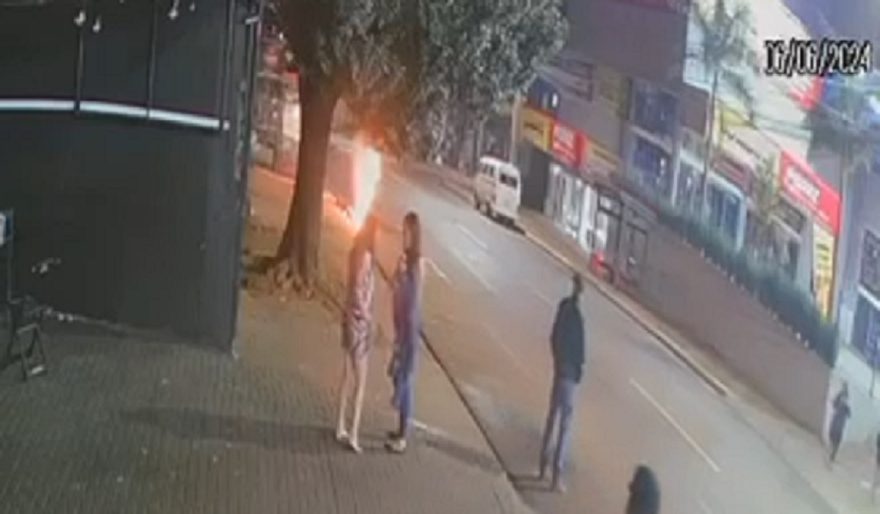 Moto pega fogo e populares combatem as chamas na Rua Europa