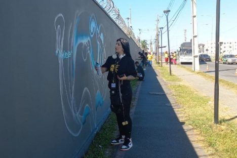 Artistas fazem grafitagem em muro de reservatórios da Sanepar em Colombo