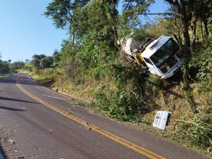 Caminhão sai da pista e fica pendurado em barranco na PR-182 Imagem referente a Caminhão sai da pista e fica pendurado em barranco na PR-182