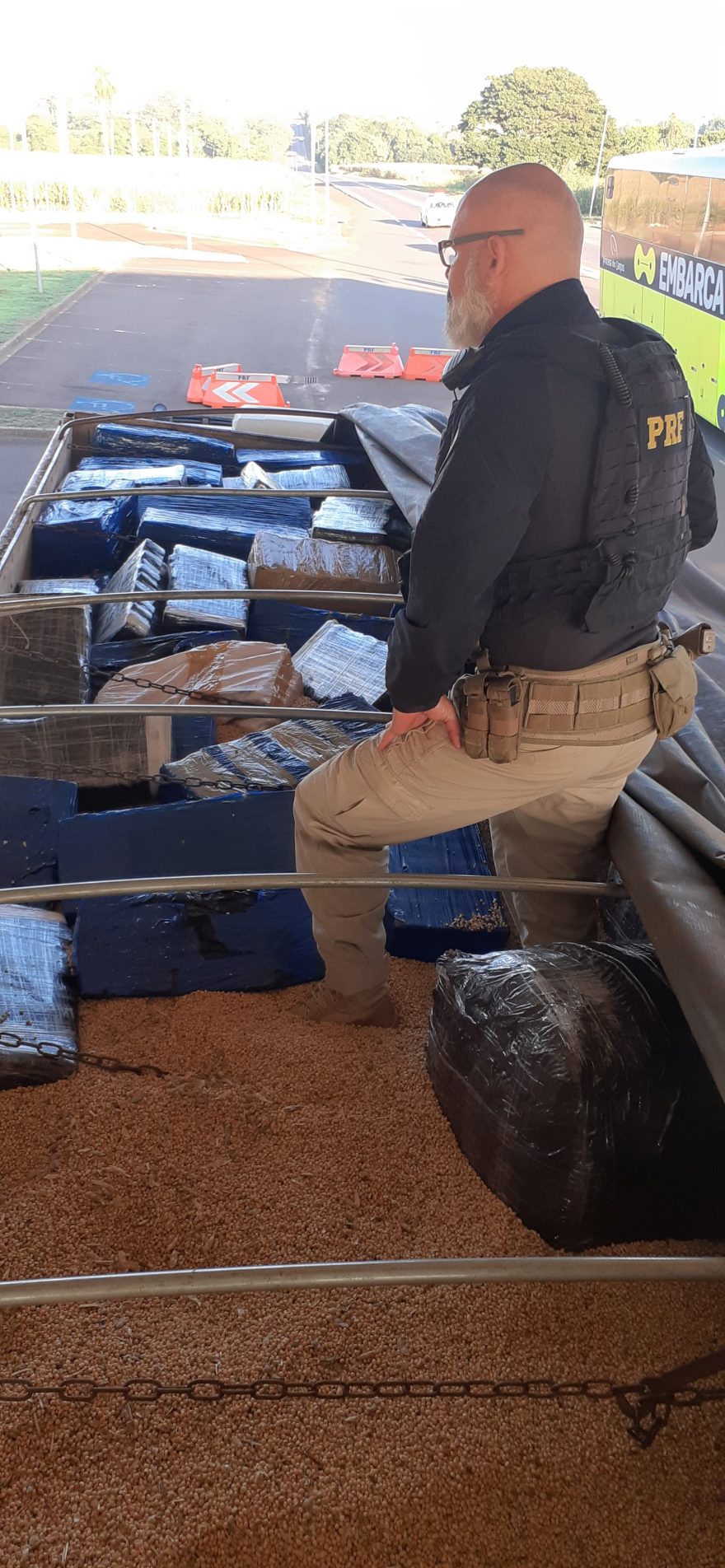 PRF apreende mais de uma tonelada de maconha escondida em carga de soja