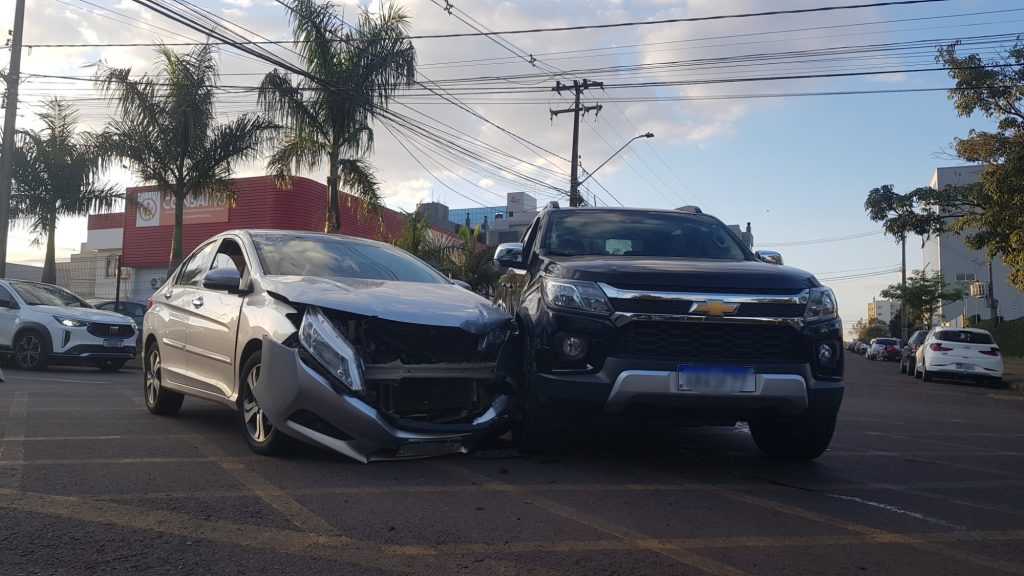Honda City e S10 se envolvem em colisão no Centro