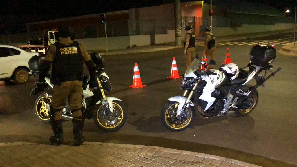 Polícia Militar de Cascavel em ação: blitz para coibir irregularidades é realizada no Brasmadeira Polícia Militar de Cascavel em ação: blitz para coibir irregularidades é realizada no Brasmadeira