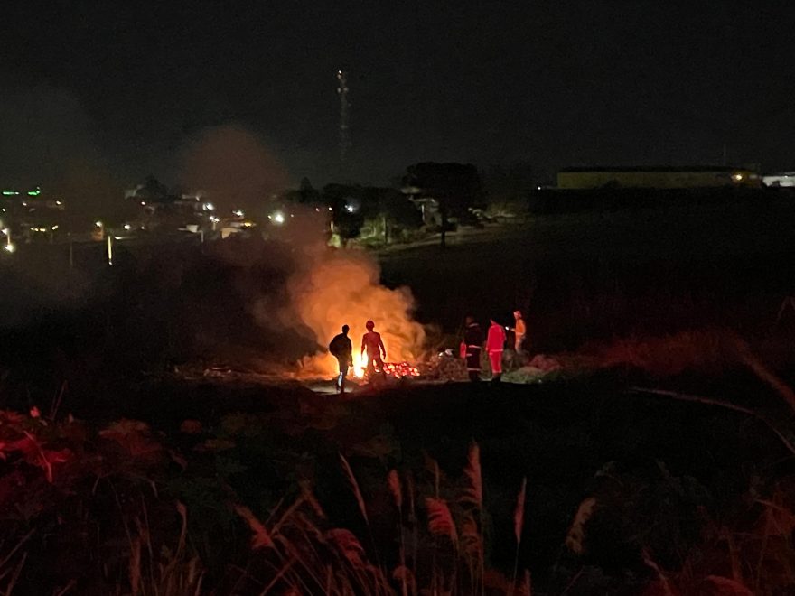 Bombeiros combatem incêndio em vegetação no Country