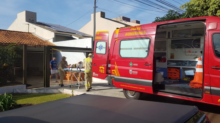 Pai e filho ficam feridos após caírem de telhado durante reforma no bairro Santa Cruz