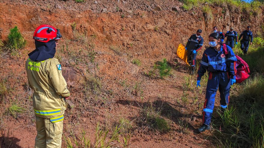 Após mais de 2h de negociação, homem que ameaçava se jogar de Pedreira no Santa Felicidade é resgatado