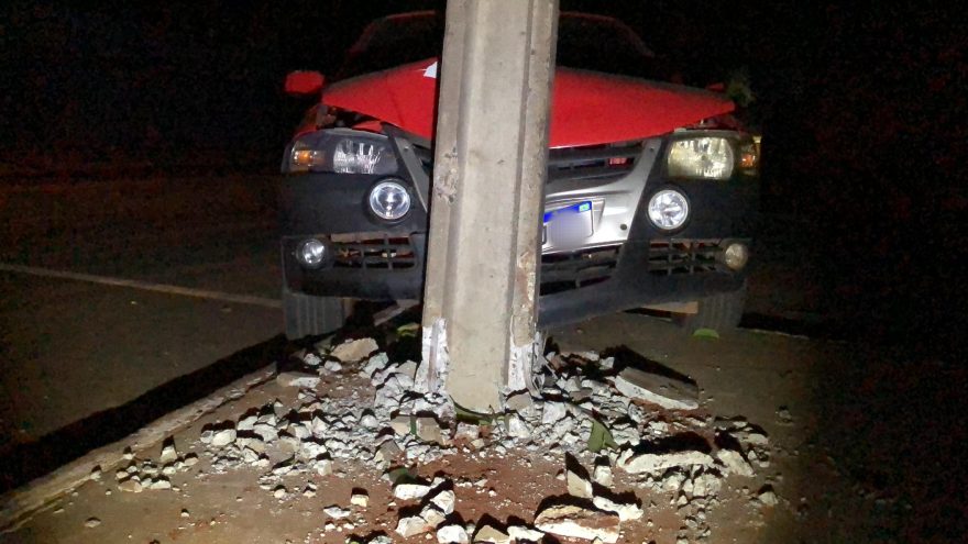 Saveiro atinge poste e deixa bairro Parque Verde no escuro