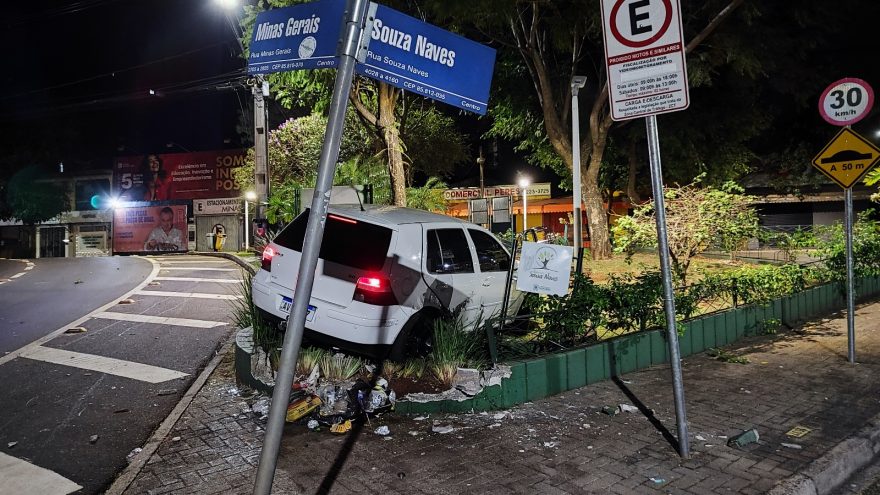 Golf é abandonado após invadir pracinha entre a Souza Naves e a Minas Gerais